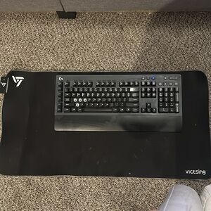 Gaming mouse pad ( XL ) with Logitech Keyboard !